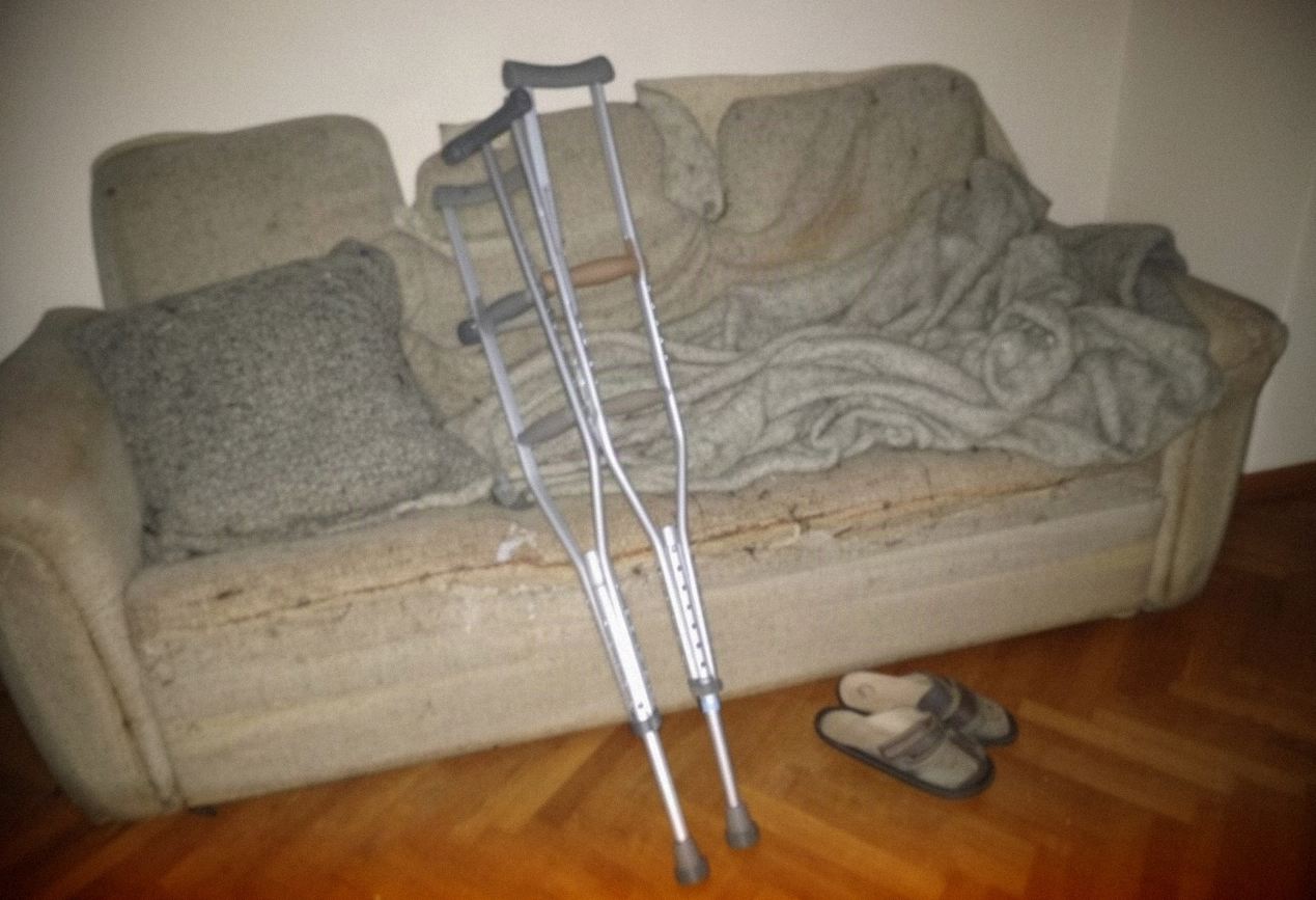 Noga po zdjęciu gipsu: obrzęk, sina skóra i pierwsze kroki