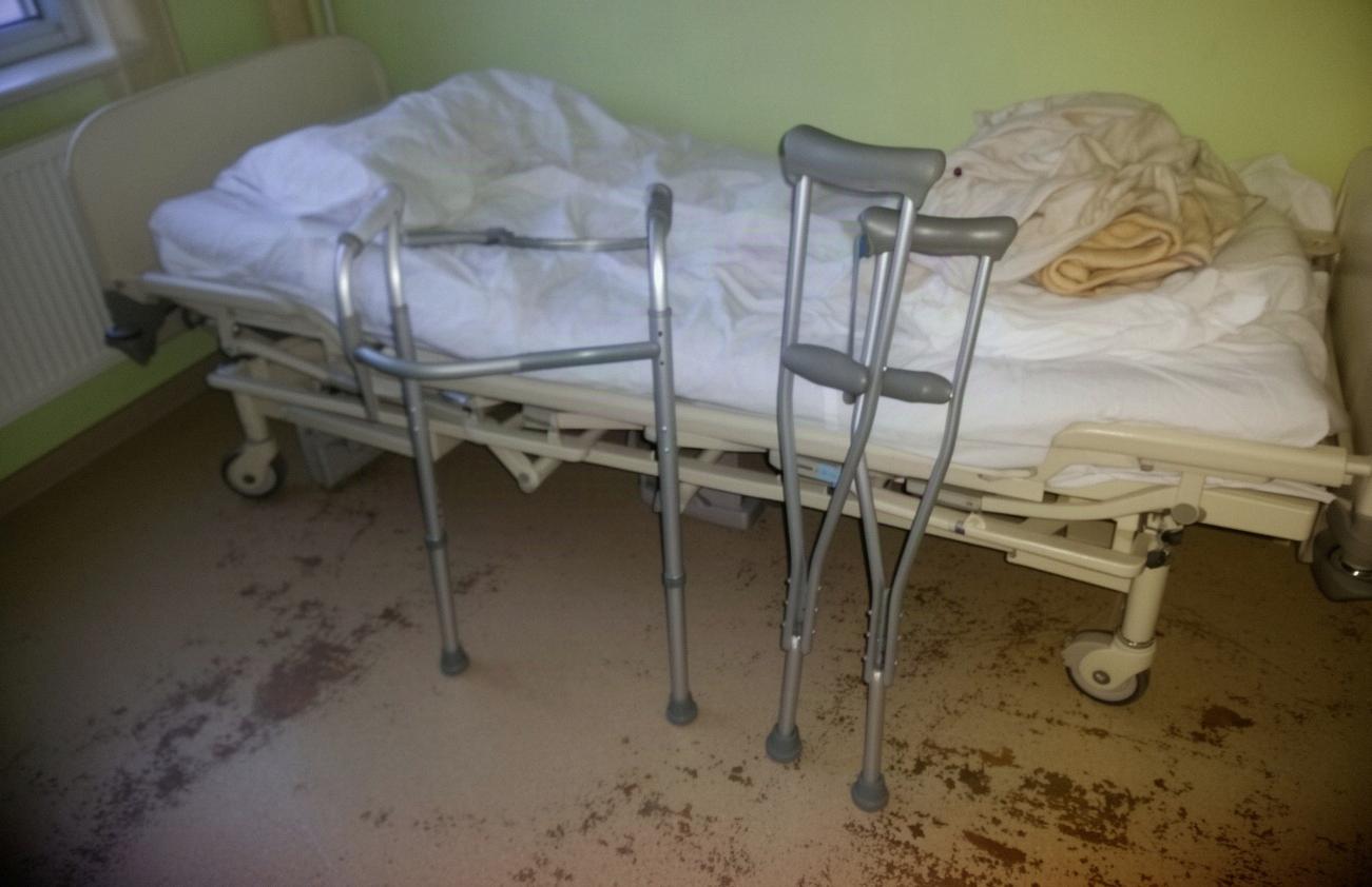 Balkonik i kule łokciowe przy łóżku w sali rehabilitacyjnej po operacji biodra